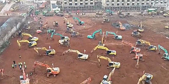 cum construiesc chinezii un spital intr-o saptamana imagini cu padurea de excavatoare si camioane mobilizate pe santier