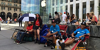 oameni asteapta la coada in fata magazinului apple din new york pentru un iphone 6 care deocamdata nu exista