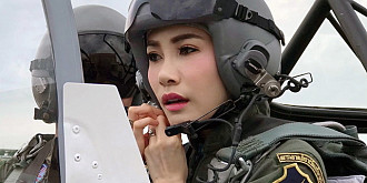concubina regelui thailandei surprinsa pilotand un avion si tragand cu arma