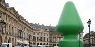o sculptura din paris care se aseamana cu o jucarie sexuala a provocat indignarea francezilor
