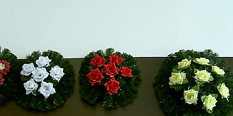 preotii le cer credinciosilor sa renunte la coroanele funerare de plastic cum au reactionat producatorii