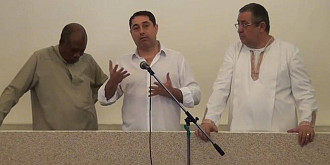 fostul ministru cristian david botezat la o biserica penticostala dupa eliberarea din arest - video