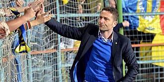 suporterii din peluza i ilie oana cer demisia lui cristi vlad presedintele petrolului