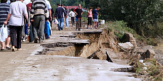 pericol de inundatii si drumuri judetene afectate de alunecari