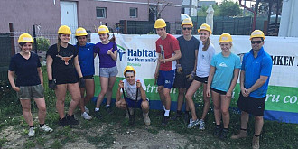 elevi din norvegia muncesc la constructia caselor habitat for humanity din ploiesti