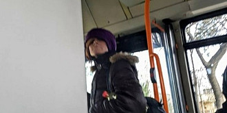 femeie retinuta dupa ce ar fi amenintat cu cutitul mai multe persoane intr-un autobuz din ploiesti