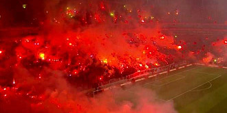 video fanii lui galatasaray show inaintea derby-ului cu besiktas imagini incredibile cu 42000 de oameni in tribuna la antrenament