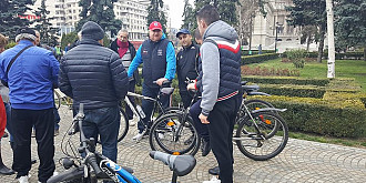 cristian ganea primarul interimar al ploiestiului pe bicicleta in centrul orasului
