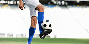 fotbalul pe teren sintetic - 5 avantaje ale ghetelor potrivite pentru aceasta suprafata