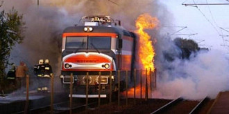 incendiu la locomotiva unui tren de calatori in gara sinaia 30 de persoane printre care si doi copii s-au autoevacuat