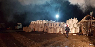 pericol de explozie in prahova incendiu la o locuinta din puchenii mari langa care era o magazie cu 100 tone azotat de amoniu video