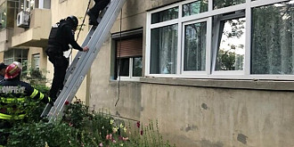 un barbat din craiova si-a sechestrat sotia si soacra in apartament politistii au intrat pe geam pentru le elibera