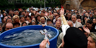 zi de mare sarbatoare pentru ortodocsi izvorul tamaduirii sarbatoare inchinata maicii domnului si sfintirii apelor