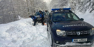 interventii ale jandarmilor pentru deblocarea a noua turisti care au ramas cu masinile in zapada in muntii bucegi
