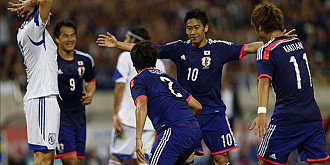 fotbal meschin cu greci si japonezi