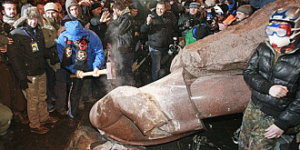 manifestantii au daramat statuia lui lenin din kiev