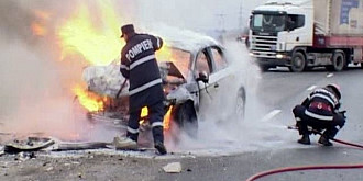 un autoturism a luat foc pe autostrada