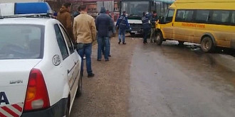 trei copii raniti dupa ce un microbuz scolar a lovit un autobuz