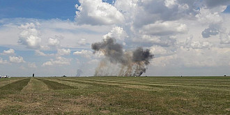 un mig-21 lancer s-a prabusit in timpul unui show aviatic la baza aeriana borcea pilotul in varsta de 36 de ani a murit- video