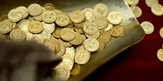 140 de monede dacice din aur gasite de copii intr-o vizuina de vulpe