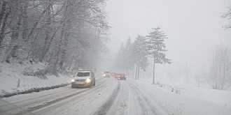 s-a intors iarna trafic rutier ingreunat pe mai multe drumuri judetene 160 de localitati au ramas fara curent electric
