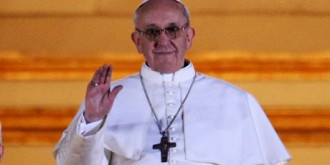 papa francisc primeste zilnic 2000 de scrisori din intreaga lume