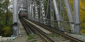 podul feroviar de pe ruta ploiesti-urziceni in pericol de alunecare