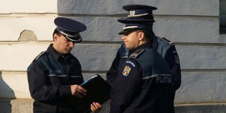 162 de persoane urmarite depistate de politisti
