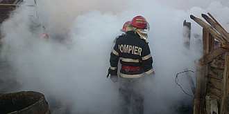 pompierii prahoveni lucreaza de peste 24 de ore pentru lichidarea incendiului izbucnit la o societate agricola din paulesti