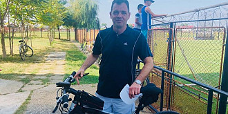 spectator inedit la meciul prahova ploiesti de la strejnicu ministrul radu oprea a venit la stadion pe bicicleta