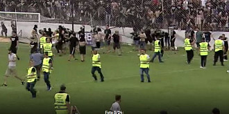scene de neimaginat in csa steaua - carmen fanii din peluza sud s-au batut pe teren cu fortele de ordine