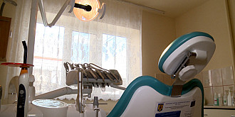 cei doi falsi stomatologi din capitala au fost retinuti  ei au profesat ilegal in perioada 2017-2021