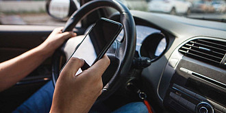 codul rutier se interzice folosirea cu mainile in orice mod a telefonului
