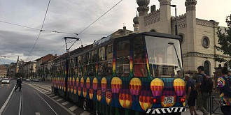 un tramvai vechi pictat de un artist local pus in circulatie la cluj-napoca