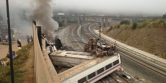 tren deraiat in spania45 de victime decedate sute de raniti