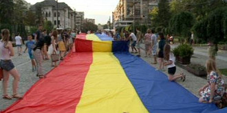 cel mai mare tricolor din istoria romaniei si a moldovei