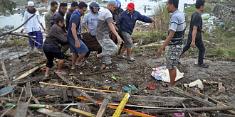 tragedie in indonezia bilantul a ajuns la 384 de morti si sute de raniti dupa cutremurul urmat de tsunami