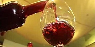 vinul ieftin otrava din paharele romanilor