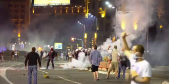 scene violente in serbia dupa ce guvernul a anuntat ca se revine la starea de urgenta proteste la sediul parlamentului