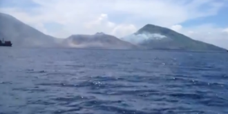 eruptia unui vulcan surprinsa de un turist video