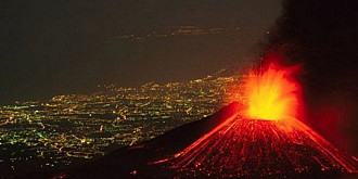 etna se trezeste explozii spectaculoase in cel mai mare vulcan al europei