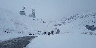 turisti salvati de jandarmi din muntii bucegi dupa ce s-au ratacit si li s-au blocat masinile in zapada