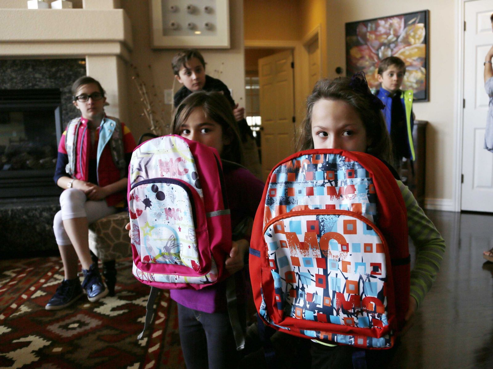 Ребенка одевать в школу. Дети в американской школе. Рюкзак американского школьника. Школьник с рюкзаком. Школьники в Америке.
